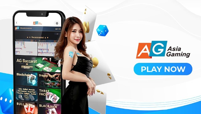 แบนเนอร์โปรโมท asia gaimnig แสดงโลโก้ AG Asia Gaming และปุ่ม "PLAY NOW" ทางขวา ด้านซ้ายมีสมาร์ทโฟนแสดงหน้าจอเกมคาสิโน พร้อมผู้หญิงในชุดราตรีสีดำยืนข้างๆ พื้นหลังมีไพ่ ลูกเต๋า และกราฟิกธีมคาสิโน