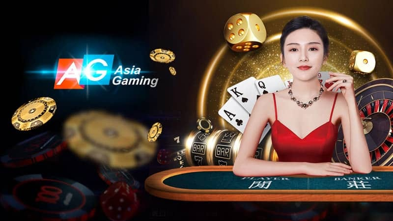 แบนเนอร์โปรโมท asia gaimnig แสดงโลโก้ AG Asia Gaming ทางซ้าย ผู้หญิงใส่ชุดแดงนั่งที่โต๊ะเกมไพ่ (บาคาร่า) ด้านหลังมีไพ่ ลูกเต๋า รูเล็ต เครื่องสล็อต ชิปและเหรียญทองบนพื้นหลังสีเข้ม